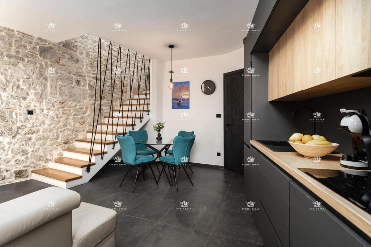 Istria, Vrsar, vendita di una casa con tre appartamenti, centro, 450 m dal mare, investimento, affitto turistico.