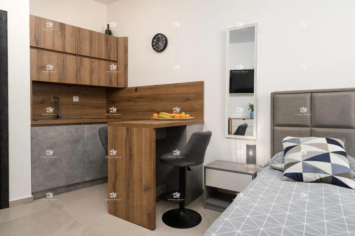 Istria, Vrsar, vendita di una casa con tre appartamenti, centro, 450 m dal mare, investimento, affitto turistico.