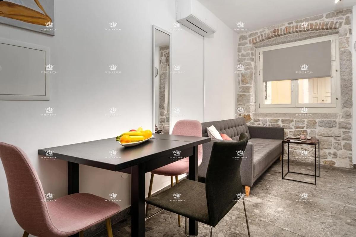 Istria, Vrsar, vendita di una casa con tre appartamenti, centro, 450 m dal mare, investimento, affitto turistico.