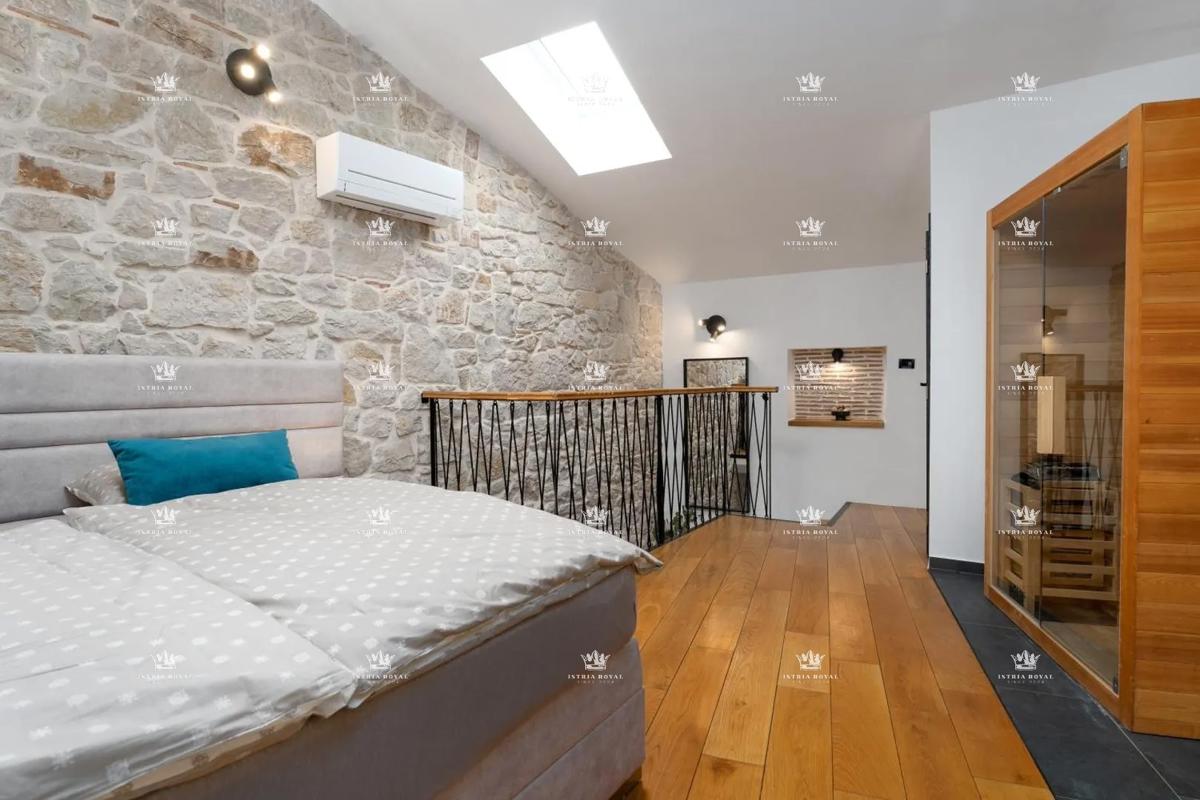 Istria, Vrsar, vendita di una casa con tre appartamenti, centro, 450 m dal mare, investimento, affitto turistico.