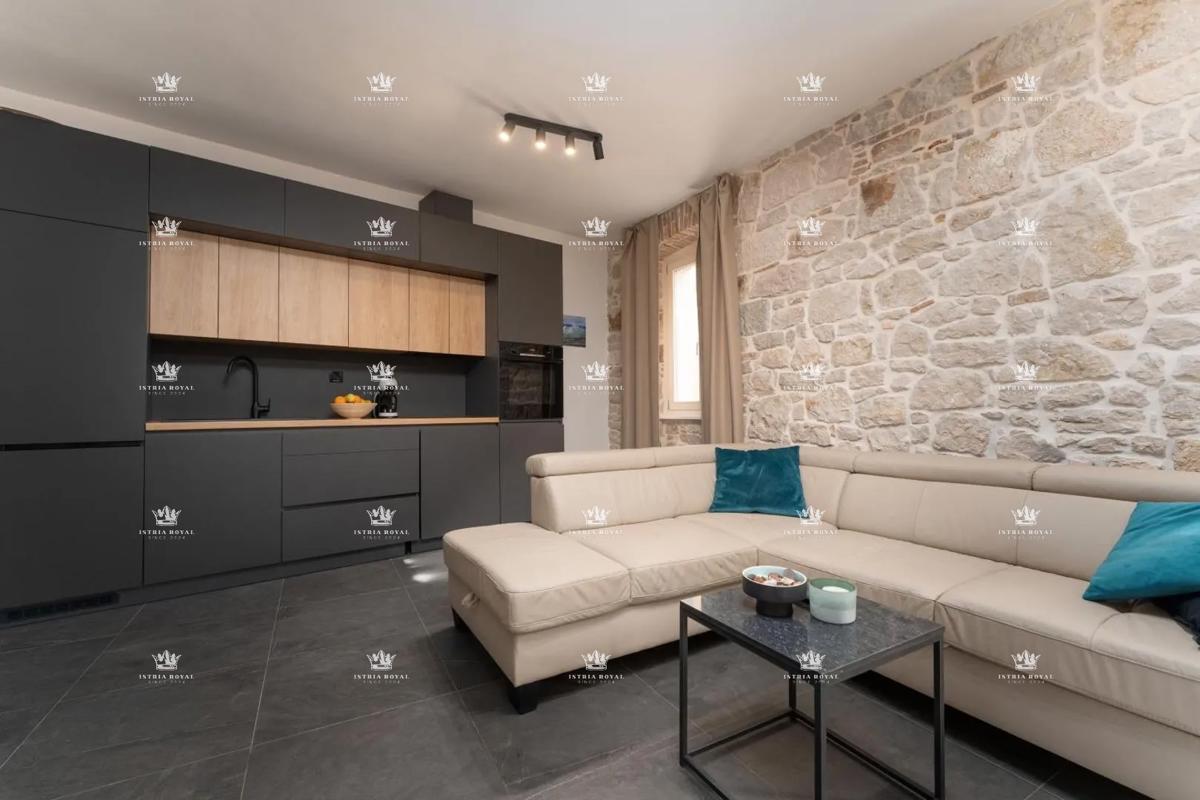 Istria, Vrsar, vendita di una casa con tre appartamenti, centro, 450 m dal mare, investimento, affitto turistico.