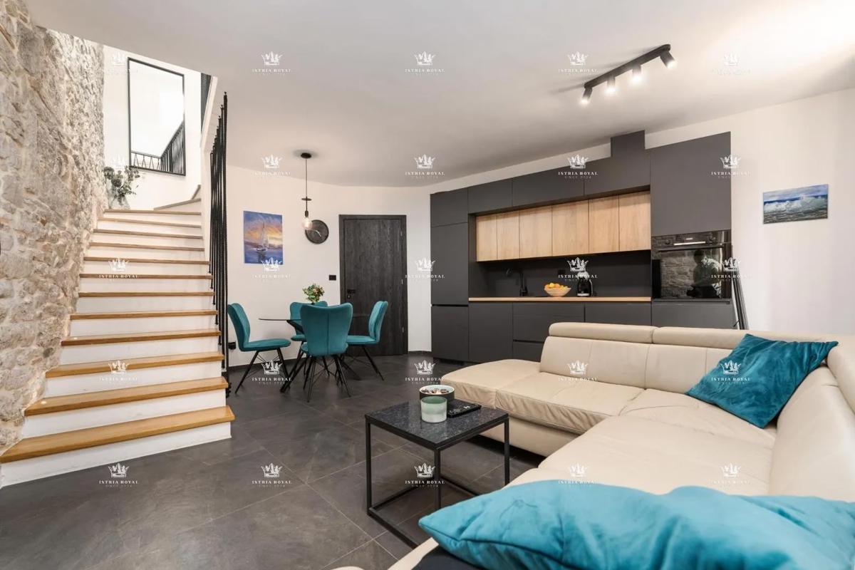 Istria, Vrsar, vendita di una casa con tre appartamenti, centro, 450 m dal mare, investimento, affitto turistico.