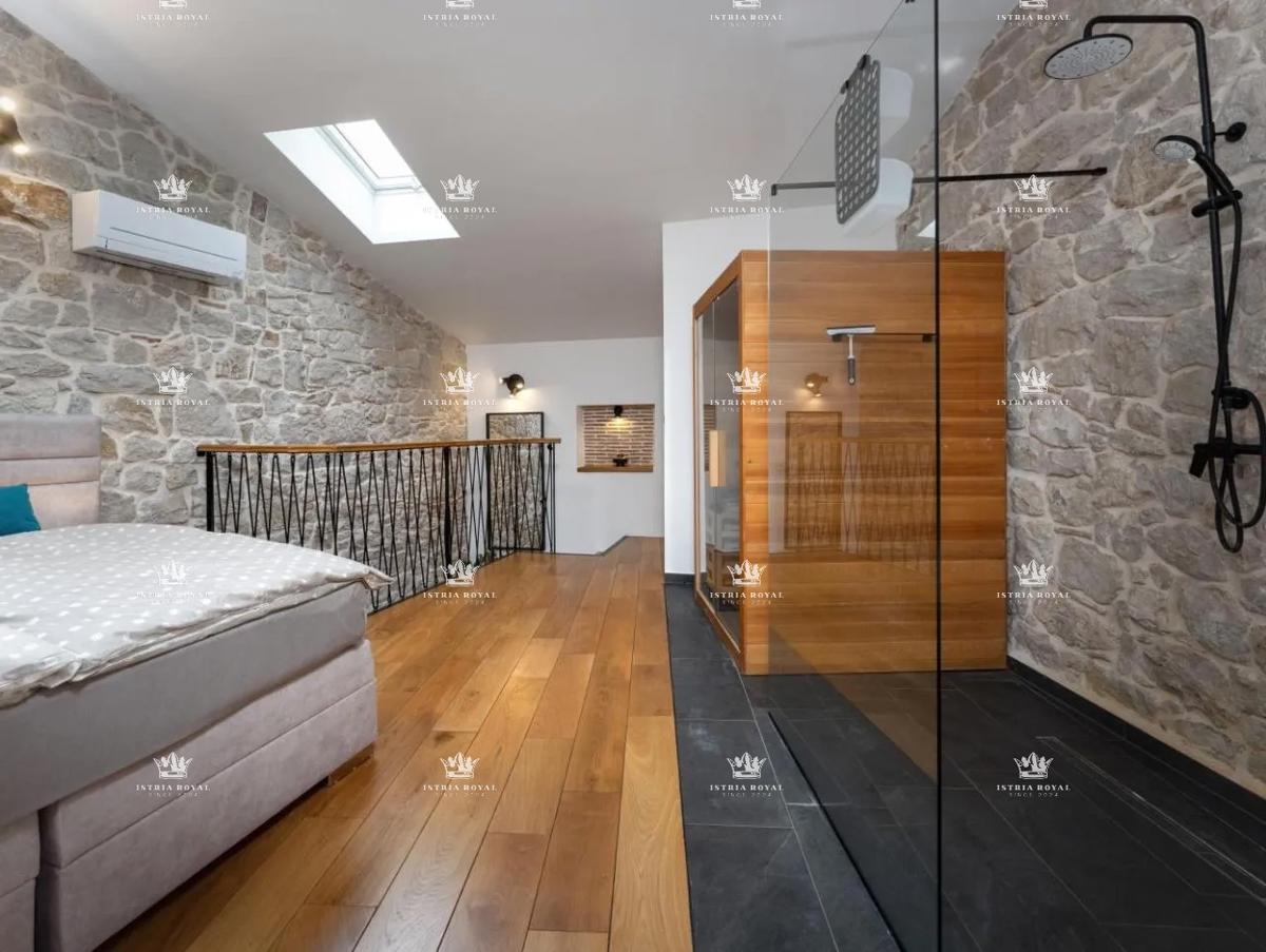 Istria, Vrsar, vendita di una casa con tre appartamenti, centro, 450 m dal mare, investimento, affitto turistico.