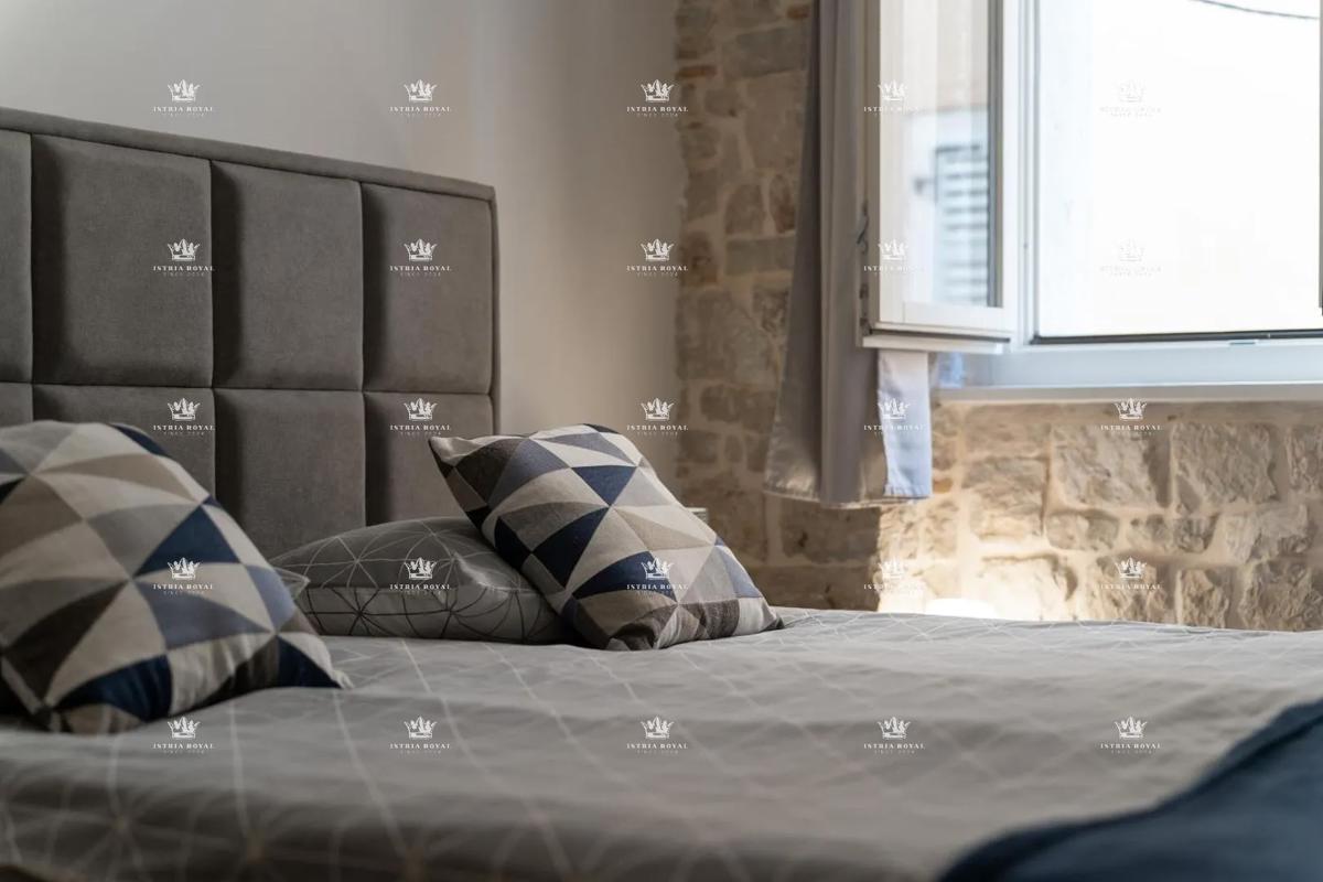 Istria, Vrsar, vendita di una casa con tre appartamenti, centro, 450 m dal mare, investimento, affitto turistico.