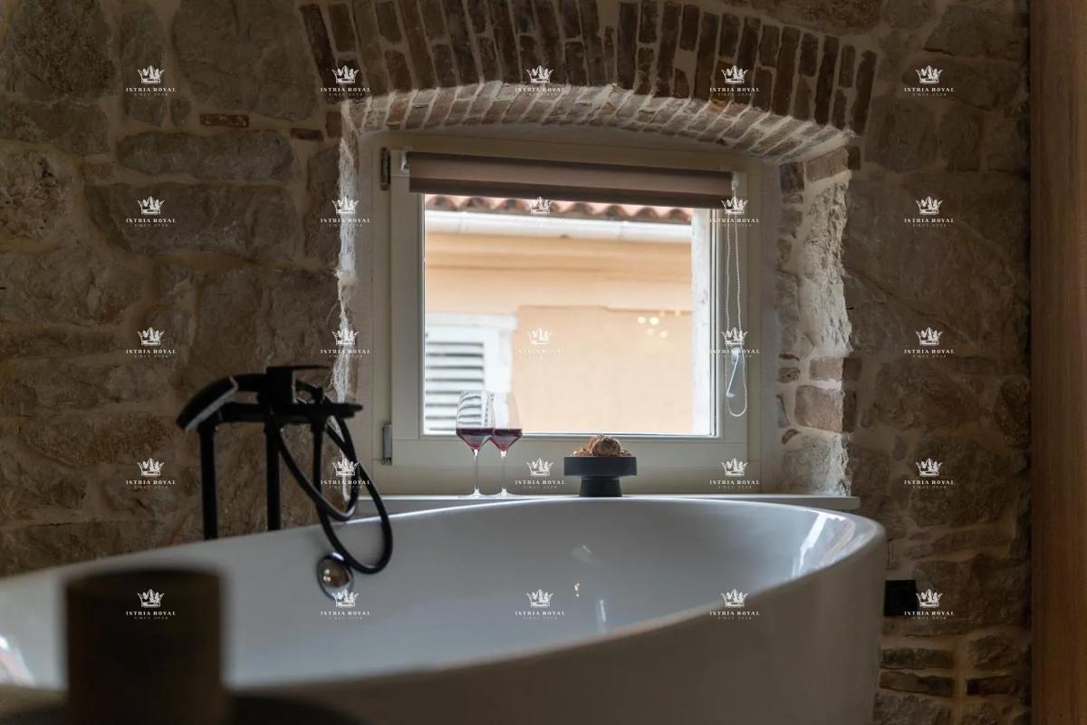 Istria, Vrsar, vendita di una casa con tre appartamenti, centro, 450 m dal mare, investimento, affitto turistico.