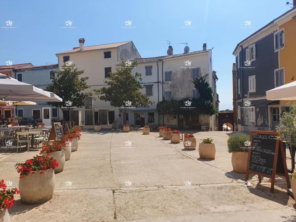 Istria, Vrsar, vendita di una casa con tre appartamenti, centro, 450 m dal mare, investimento, affitto turistico.