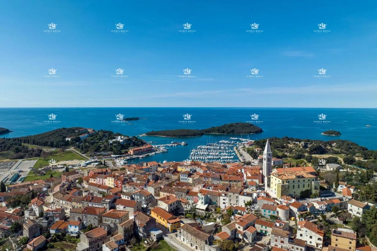 Istria, Vrsar, vendita di una casa con tre appartamenti, centro, 450 m dal mare, investimento, affitto turistico.