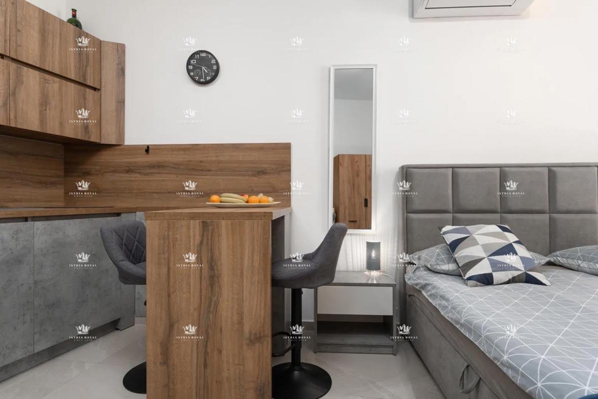 Istria, Vrsar, vendita di una casa con tre appartamenti, centro, 450 m dal mare, investimento, affitto turistico.