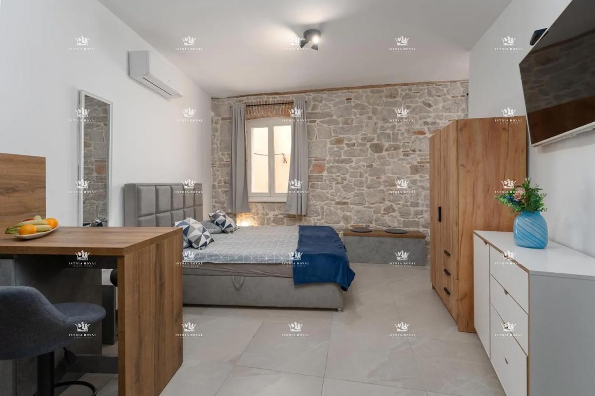 Istria, Vrsar, vendita di una casa con tre appartamenti, centro, 450 m dal mare, investimento, affitto turistico.