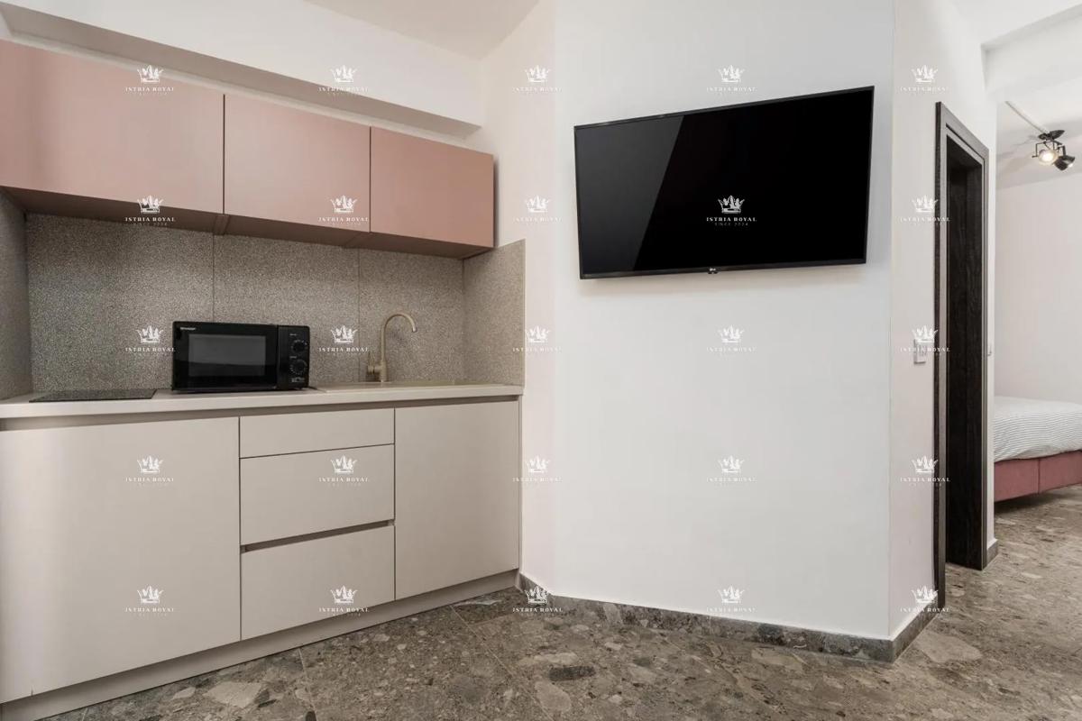 Istria, Vrsar, vendita di una casa con tre appartamenti, centro, 450 m dal mare, investimento, affitto turistico.