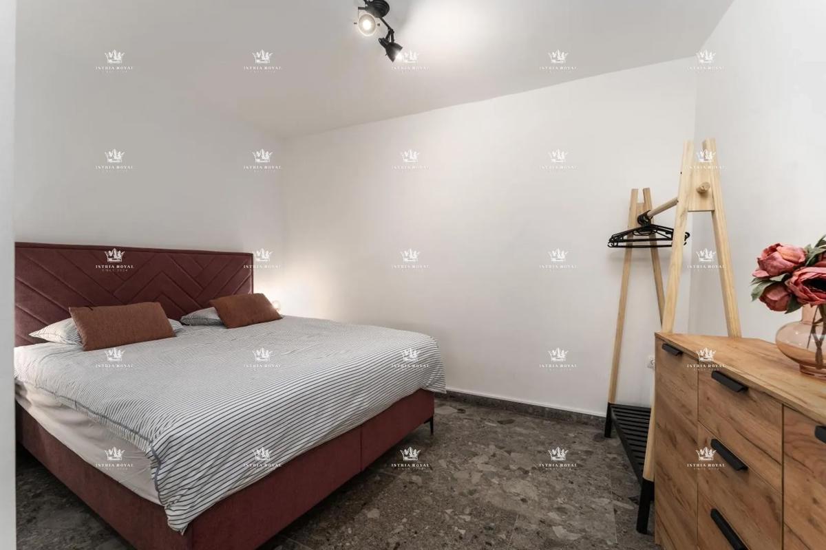 Istria, Vrsar, vendita di una casa con tre appartamenti, centro, 450 m dal mare, investimento, affitto turistico.