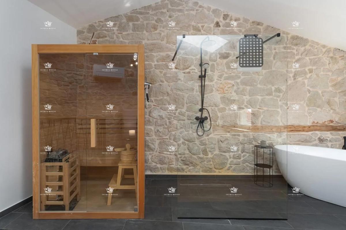 Istria, Vrsar, vendita di una casa con tre appartamenti, centro, 450 m dal mare, investimento, affitto turistico.