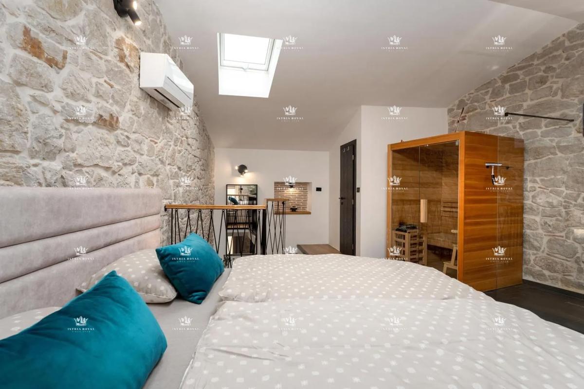 Istria, Vrsar, vendita di una casa con tre appartamenti, centro, 450 m dal mare, investimento, affitto turistico.