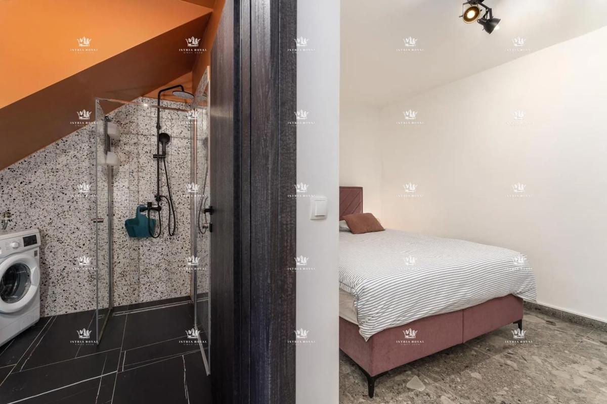 Istria, Vrsar, vendita di una casa con tre appartamenti, centro, 450 m dal mare, investimento, affitto turistico.