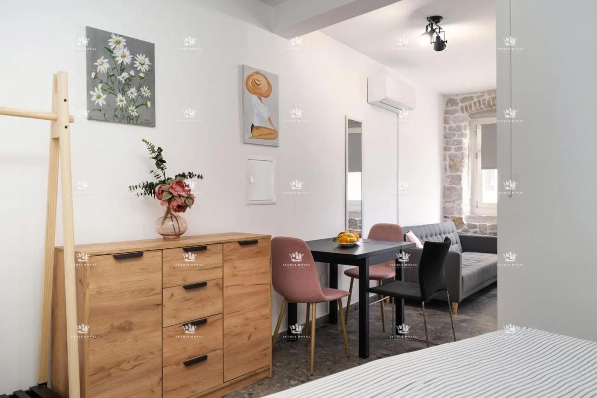 Istria, Vrsar, vendita di una casa con tre appartamenti, centro, 450 m dal mare, investimento, affitto turistico.