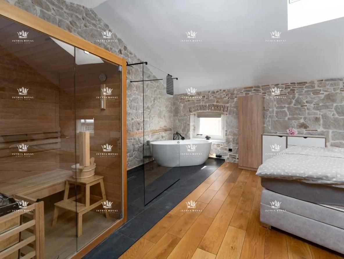 Istria, Vrsar, vendita di una casa con tre appartamenti, centro, 450 m dal mare, investimento, affitto turistico.