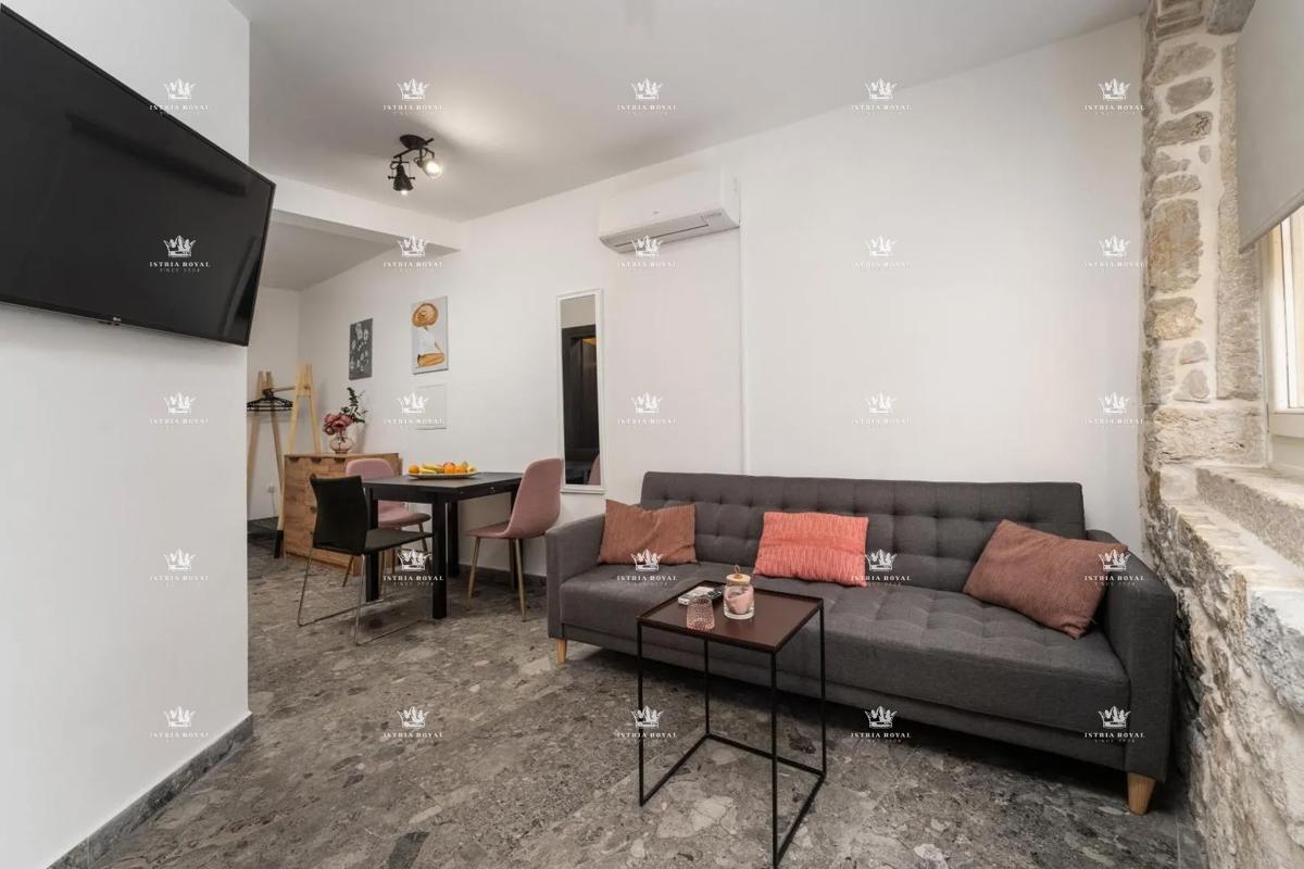 Istria, Vrsar, vendita di una casa con tre appartamenti, centro, 450 m dal mare, investimento, affitto turistico.