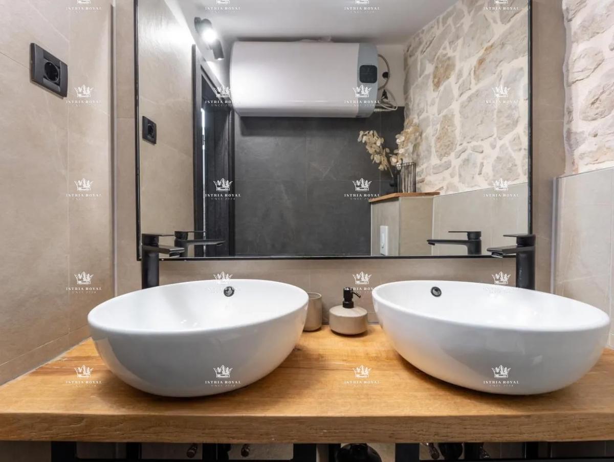 Istria, Vrsar, vendita di una casa con tre appartamenti, centro, 450 m dal mare, investimento, affitto turistico.