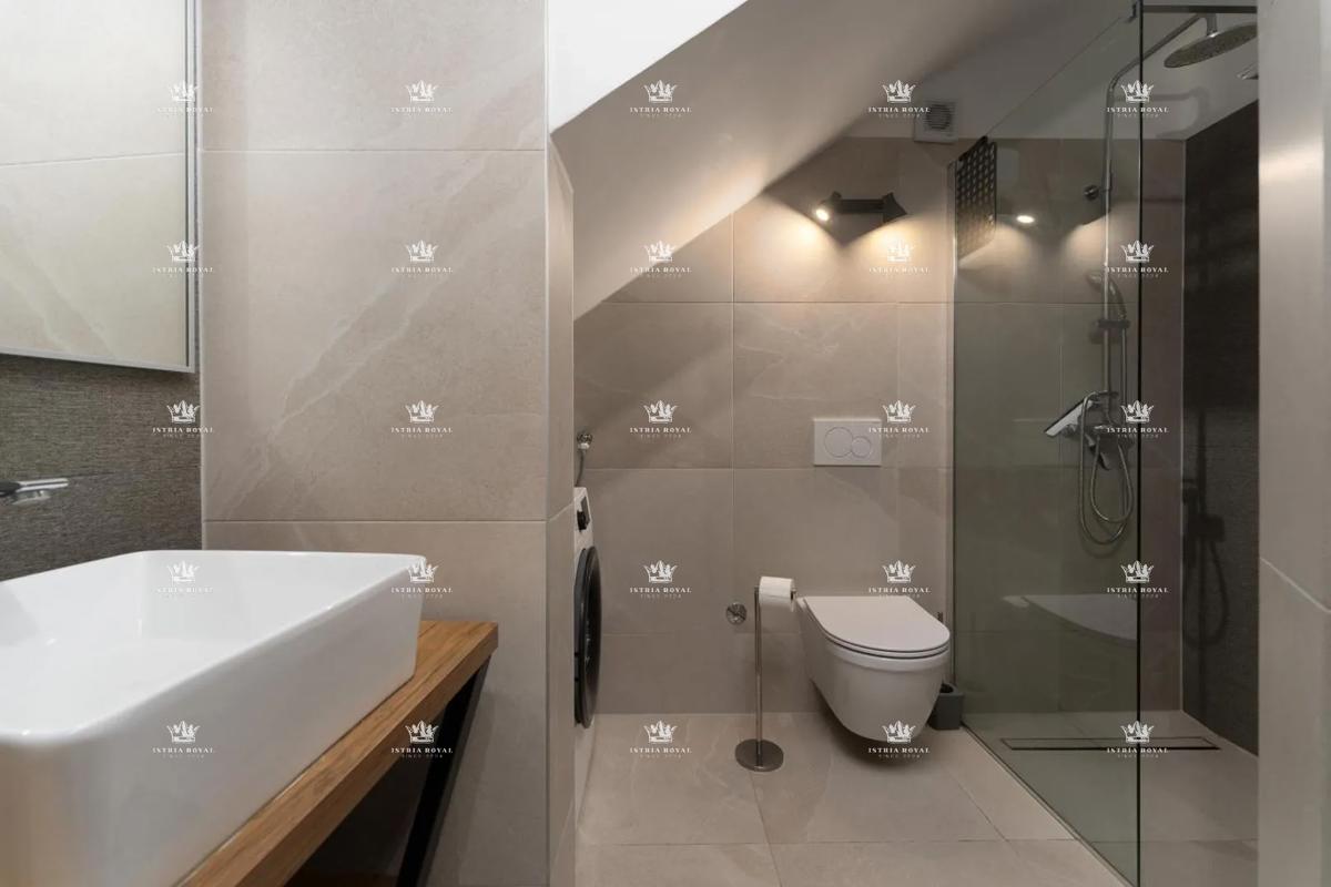 Istria, Vrsar, vendita di una casa con tre appartamenti, centro, 450 m dal mare, investimento, affitto turistico.