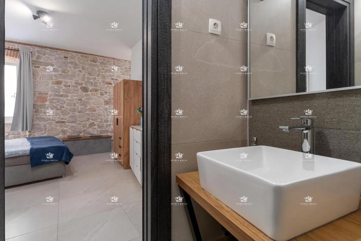 Istria, Vrsar, vendita di una casa con tre appartamenti, centro, 450 m dal mare, investimento, affitto turistico.