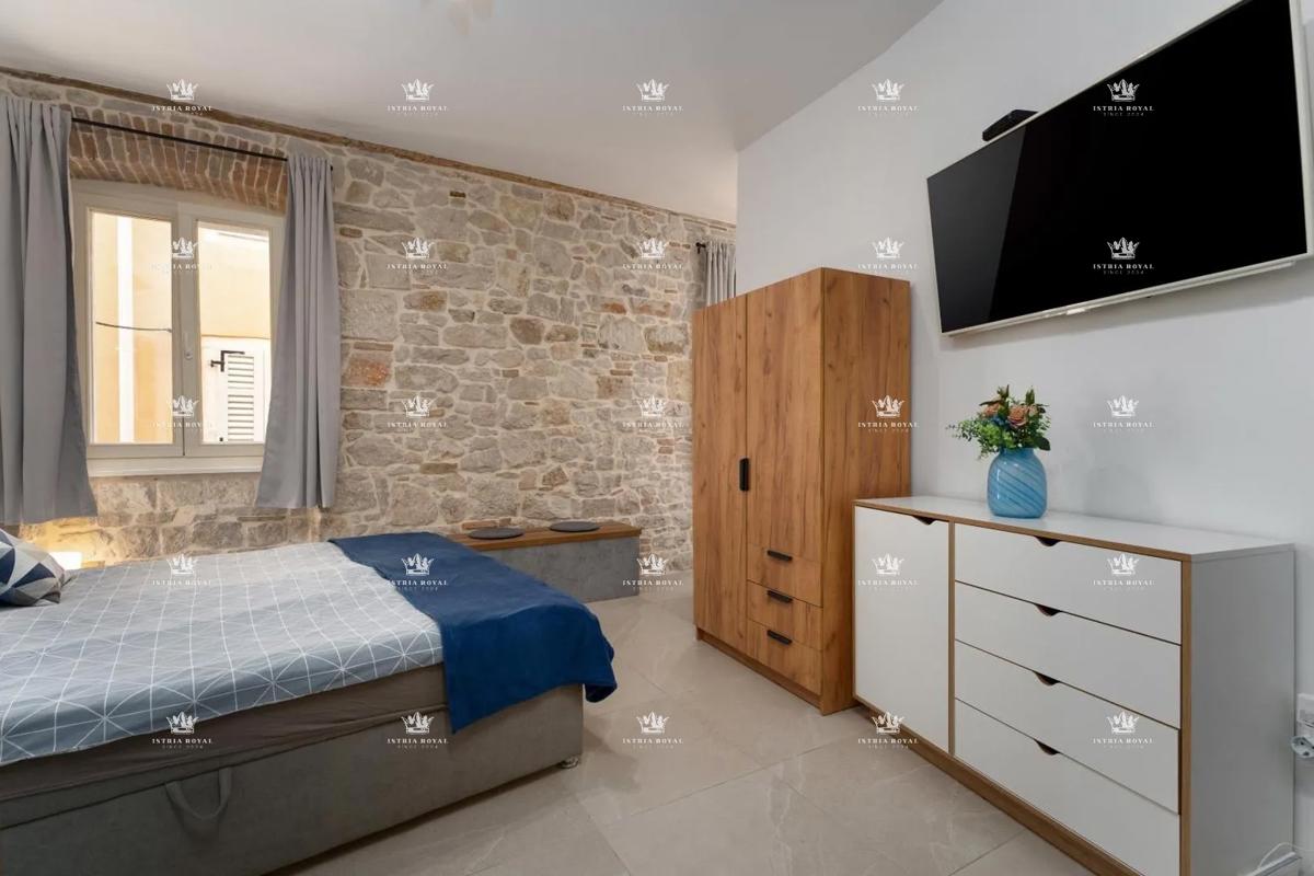 Istria, Vrsar, vendita di una casa con tre appartamenti, centro, 450 m dal mare, investimento, affitto turistico.