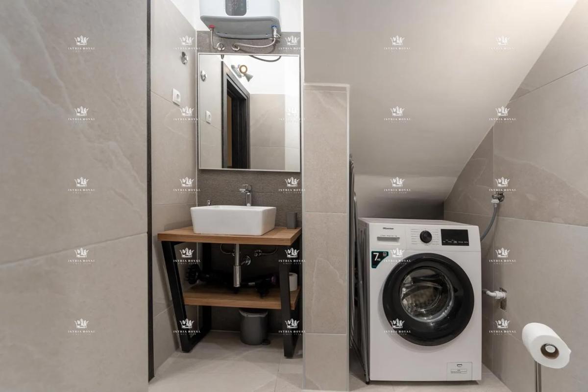 Istria, Vrsar, vendita di una casa con tre appartamenti, centro, 450 m dal mare, investimento, affitto turistico.