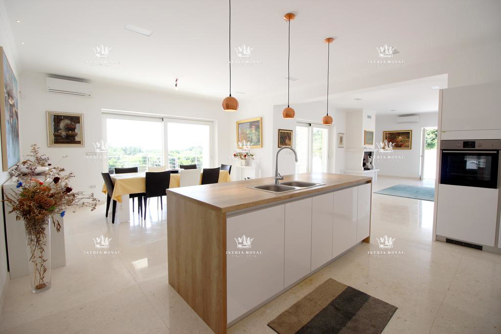 Istra, Mrgani, vendita di una casa con piscina circondata dalla natura.