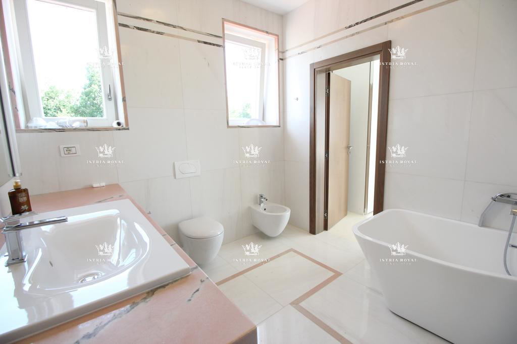 Istra, Mrgani, vendita di una casa con piscina circondata dalla natura.