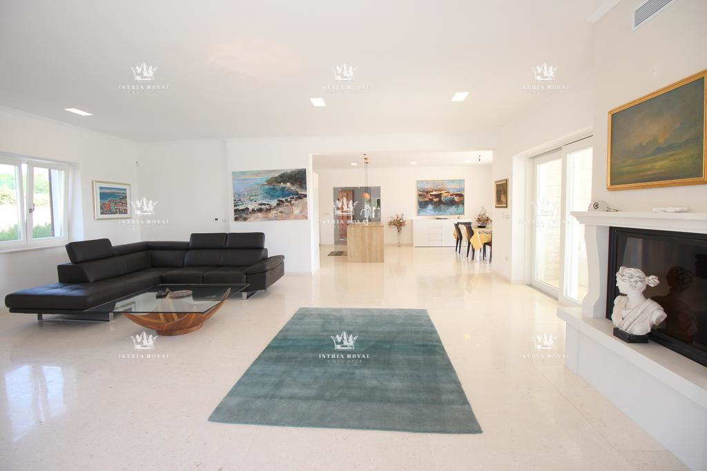 Istra, Mrgani, vendita di una casa con piscina circondata dalla natura.