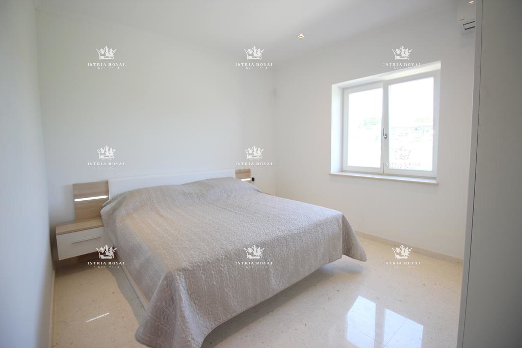 Istra, Mrgani, vendita di una casa con piscina circondata dalla natura.