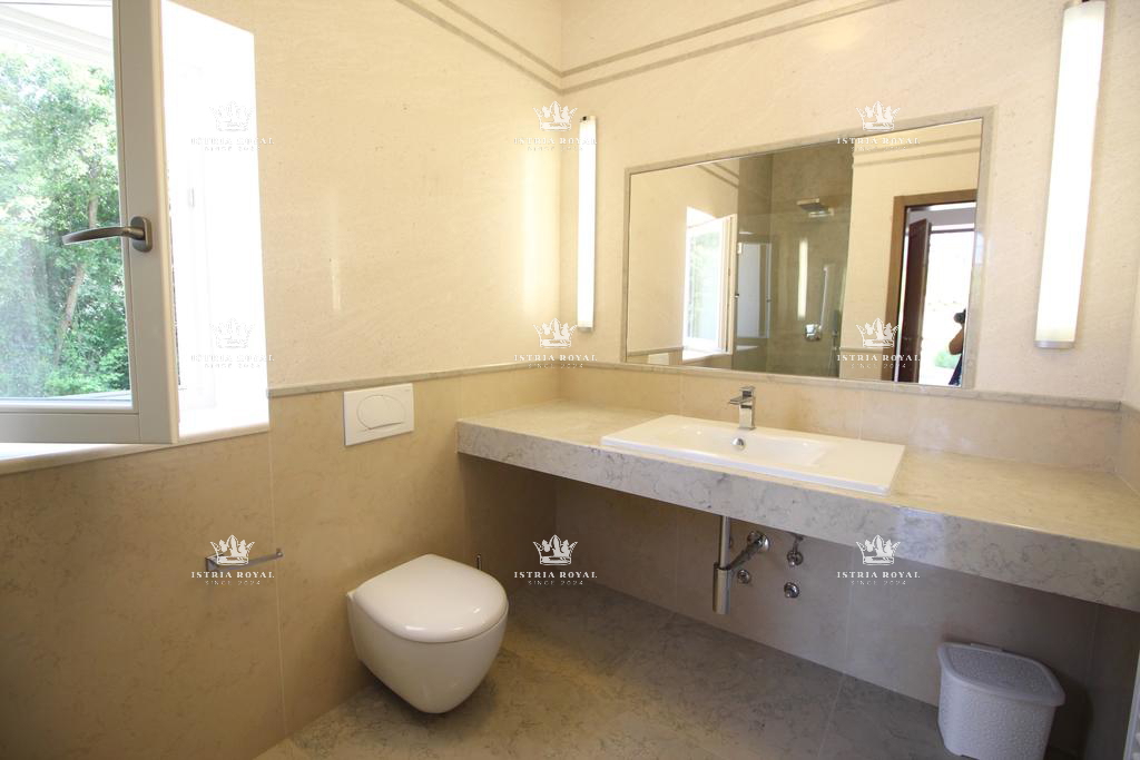 Istra, Mrgani, vendita di una casa con piscina circondata dalla natura.