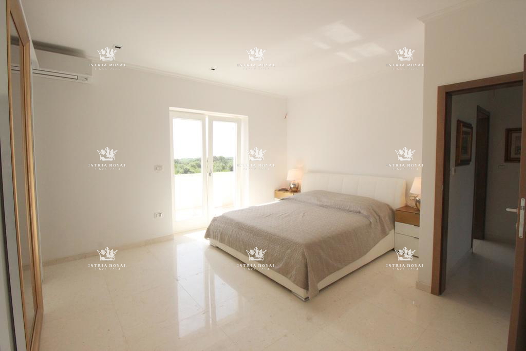 Istra, Mrgani, vendita di una casa con piscina circondata dalla natura.