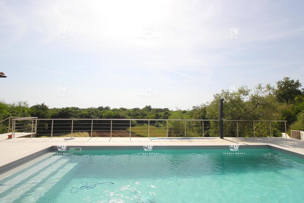Istra, Mrgani, vendita di una casa con piscina circondata dalla natura.