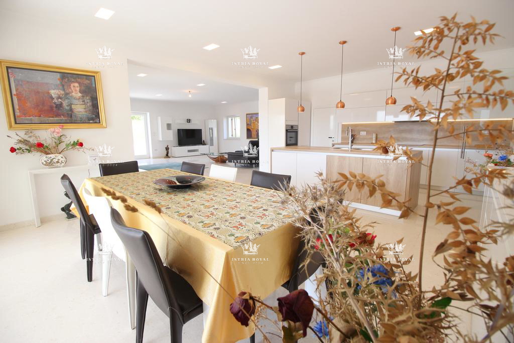 Istra, Mrgani, vendita di una casa con piscina circondata dalla natura.