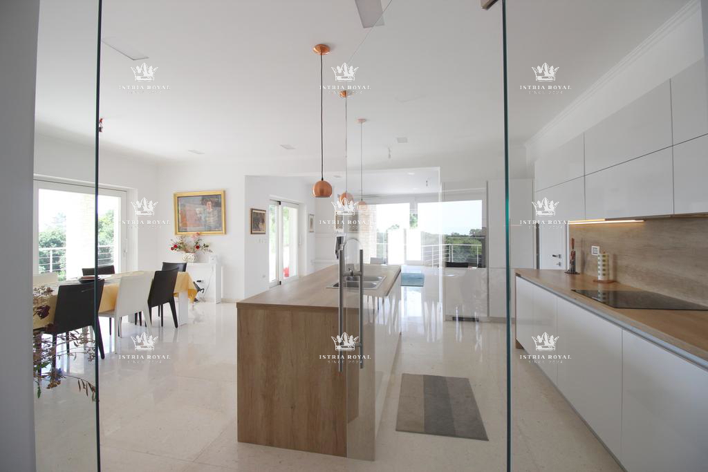 Istra, Mrgani, vendita di una casa con piscina circondata dalla natura.