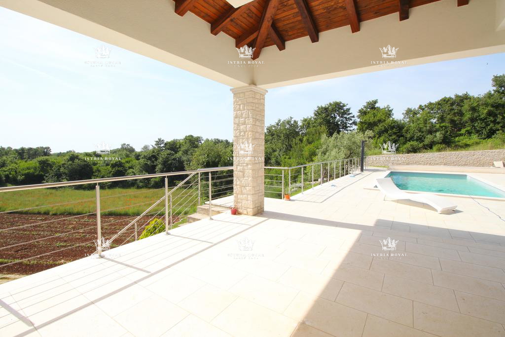 Istra, Mrgani, vendita di una casa con piscina circondata dalla natura.