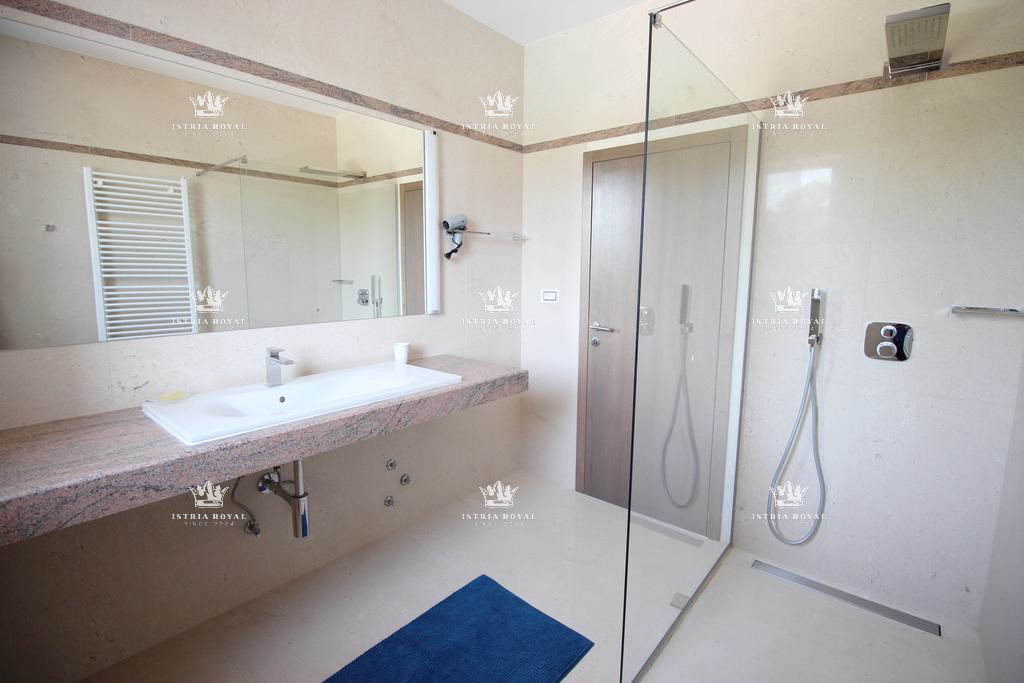 Istra, Mrgani, vendita di una casa con piscina circondata dalla natura.