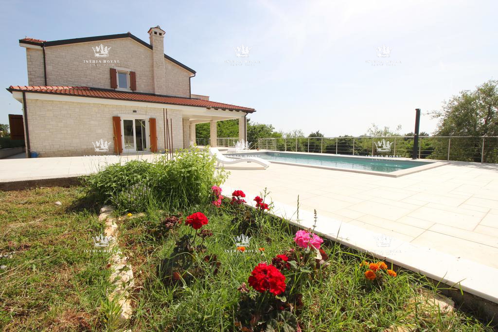 Istra, Mrgani, vendita di una casa con piscina circondata dalla natura.