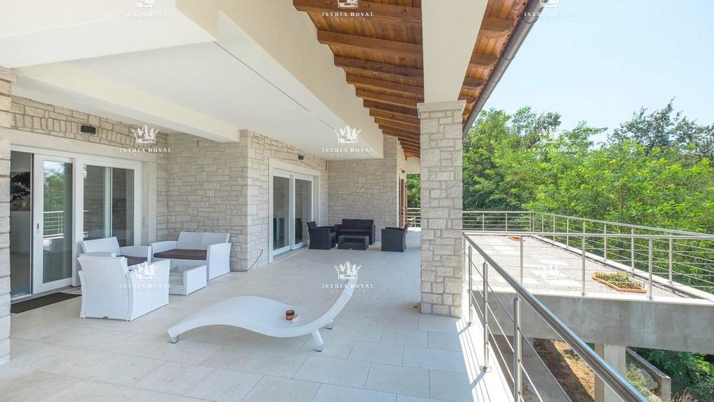 Istra, Mrgani, vendita di una casa con piscina circondata dalla natura.