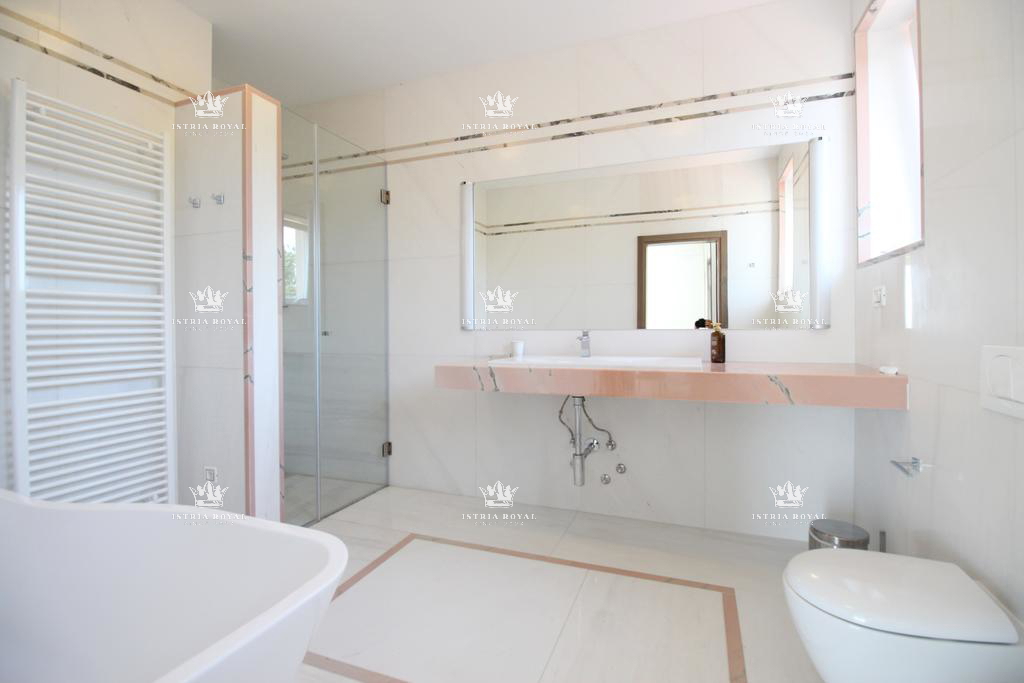 Istra, Mrgani, vendita di una casa con piscina circondata dalla natura.