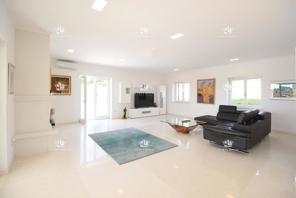 Istra, Mrgani, vendita di una casa con piscina circondata dalla natura.