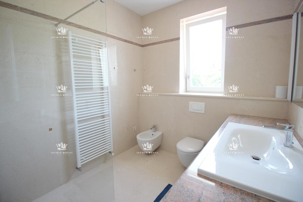 Istra, Mrgani, vendita di una casa con piscina circondata dalla natura.