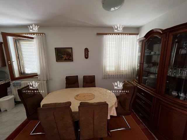 Istra, Medulin, centro, vendita di una casa con quattro appartamenti, investimento turistico, vicinanza al mare.