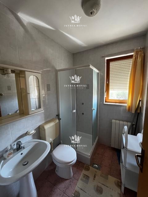 Istra, Medulin, centro, vendita di una casa con quattro appartamenti, investimento turistico, vicinanza al mare.