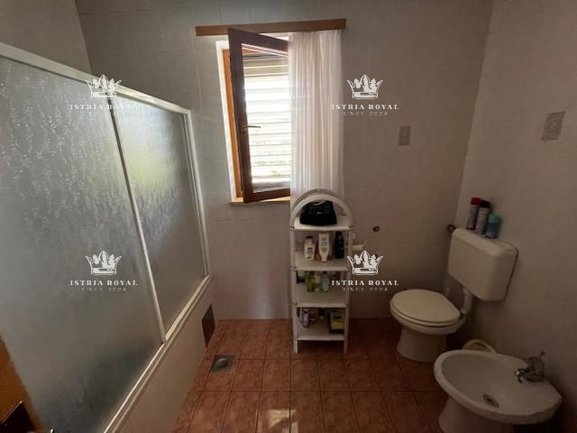 Istra, Medulin, centro, vendita di una casa con quattro appartamenti, investimento turistico, vicinanza al mare.