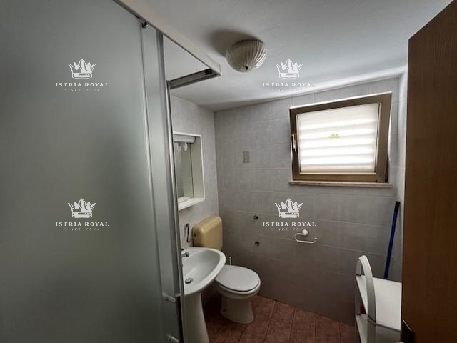 Istra, Medulin, centro, vendita di una casa con quattro appartamenti, investimento turistico, vicinanza al mare.