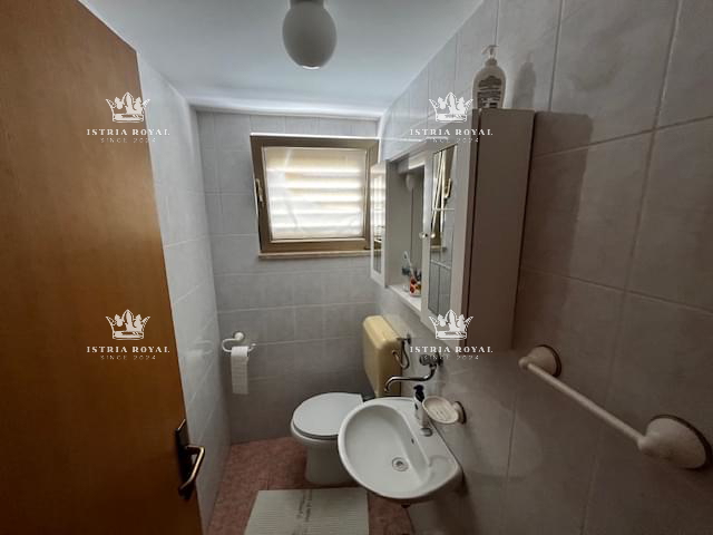 Istra, Medulin, centro, vendita di una casa con quattro appartamenti, investimento turistico, vicinanza al mare.