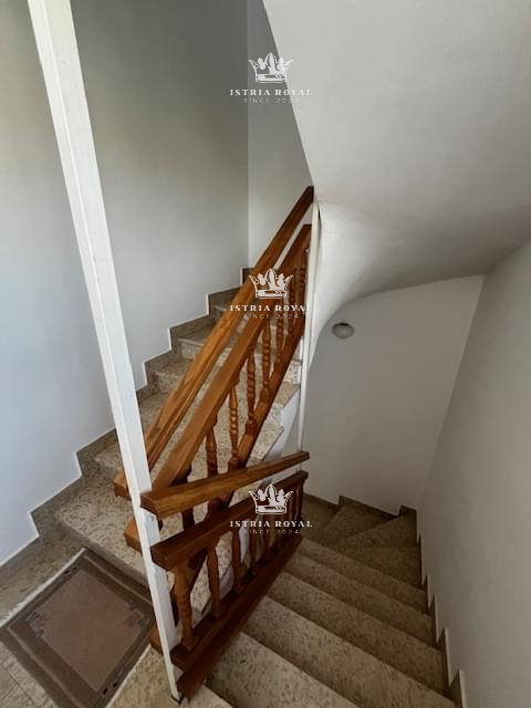 Istra, Medulin, centro, vendita di una casa con quattro appartamenti, investimento turistico, vicinanza al mare.