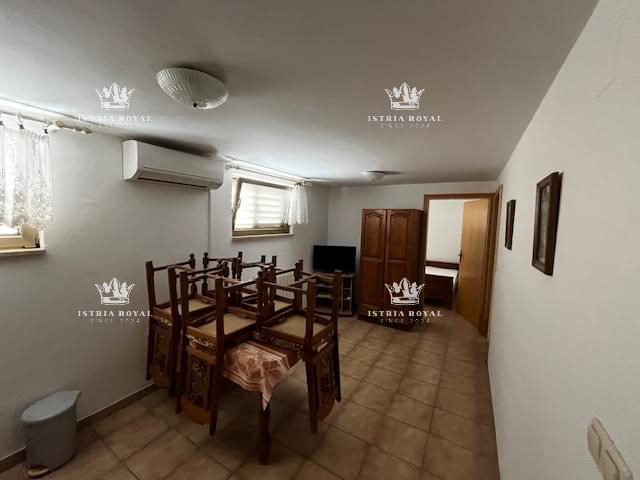 Istra, Medulin, centro, vendita di una casa con quattro appartamenti, investimento turistico, vicinanza al mare.