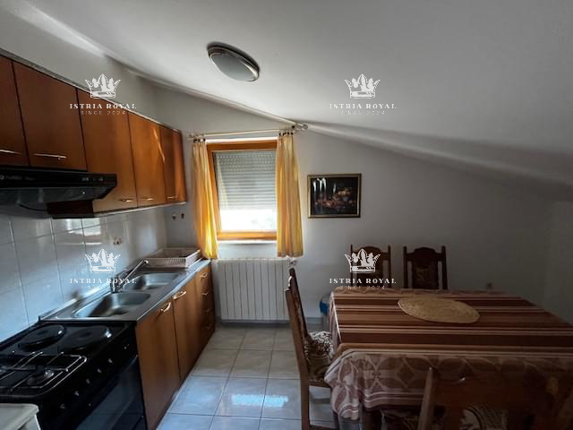 Istra, Medulin, centro, vendita di una casa con quattro appartamenti, investimento turistico, vicinanza al mare.